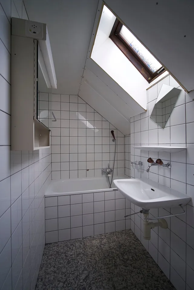 Charming and very bright 3-bedroom apartment with separate kitchen and bathroom