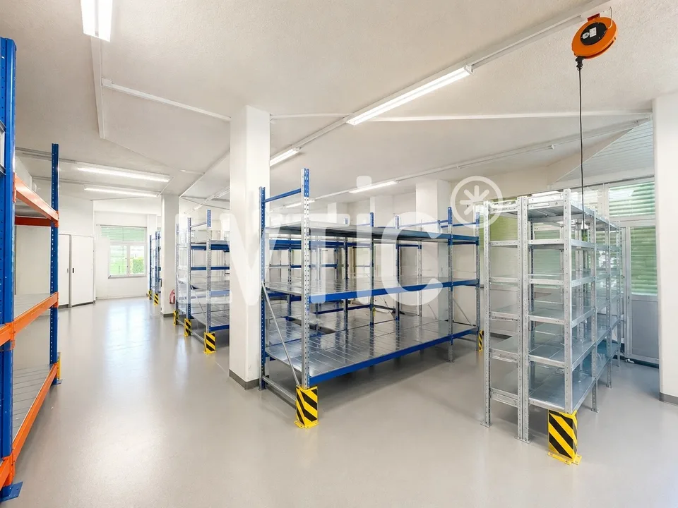 Showroom, Lager, Büros von 700 m2 teilbar zur Miete in Bussigny