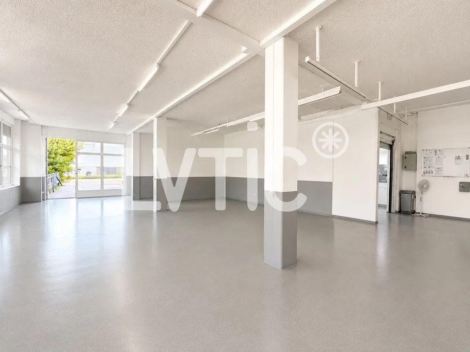 Showroom, Lager, Büros von 700 m2 teilbar zur Miete in Bussigny
