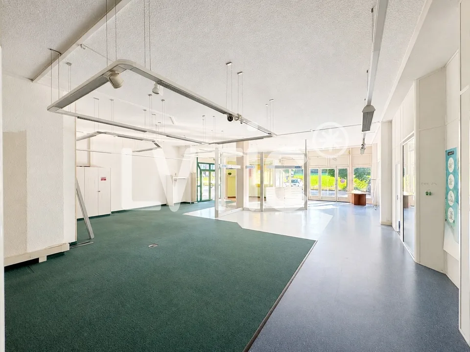 Showroom, Lager, Büros von 700 m2 teilbar zur Miete in Bussigny