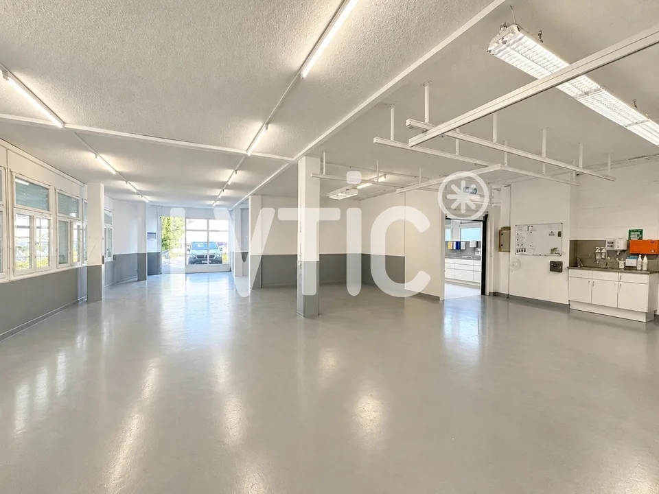 Showroom, dépôt, bureaux de 700 m2 divisibles à louer à Bussigny