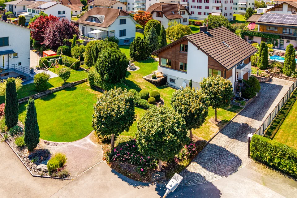 Idillio familiare con giardino soleggiato
