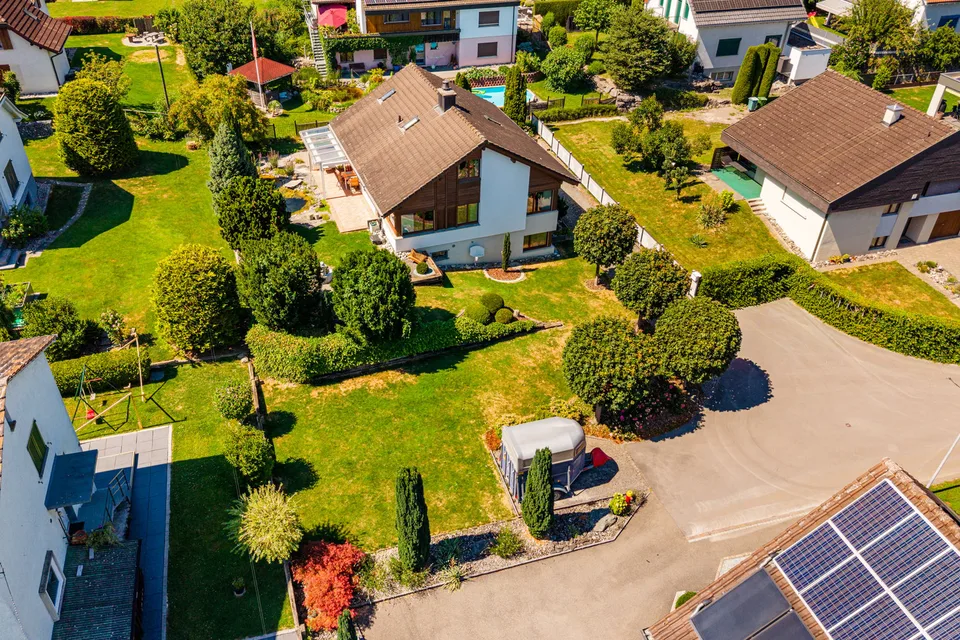 Idillio familiare con giardino soleggiato
