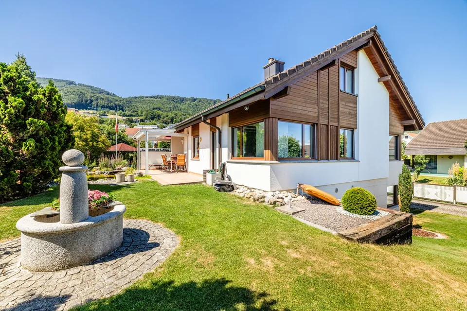 Familienidylle mit sonnigem Garten
