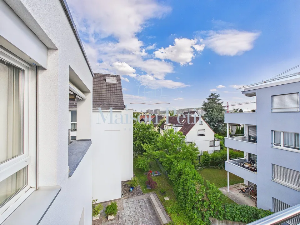 Zurich-City - with a view of the Uetliberg in a quiet location, with everything your heart desires. Ideal for singles or couples.