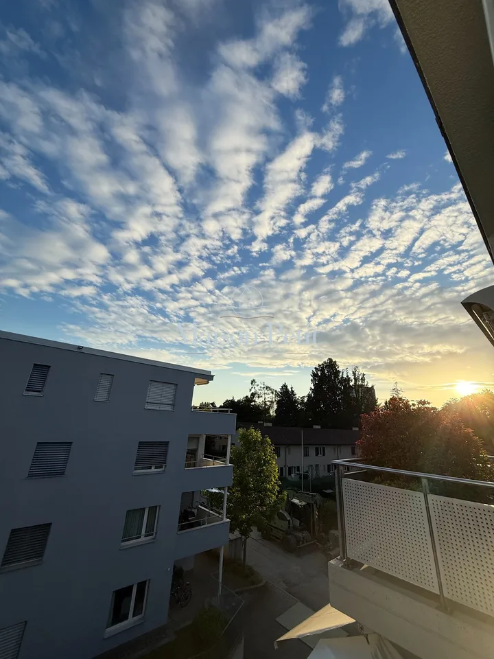Zurich-City - with a view of the Uetliberg in a quiet location, with everything your heart desires. Ideal for singles or couples.