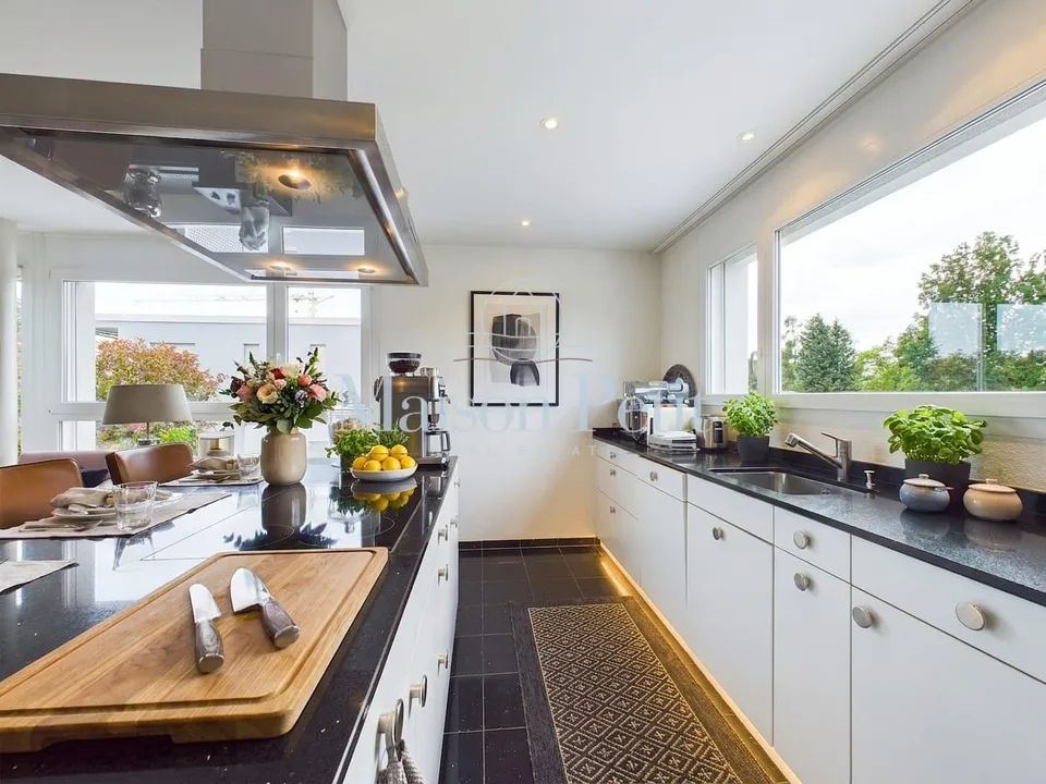 Zurich-City - with a view of the Uetliberg in a quiet location, with everything your heart desires. Ideal for singles or couples.