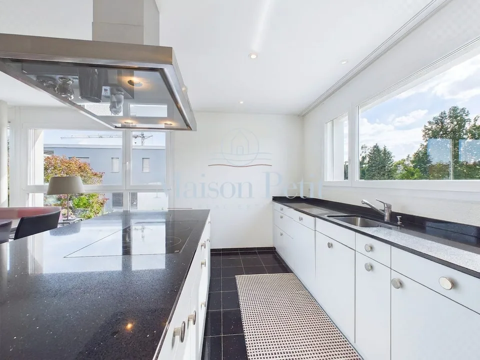 Zurich-City - with a view of the Uetliberg in a quiet location, with everything your heart desires. Ideal for singles or couples.
