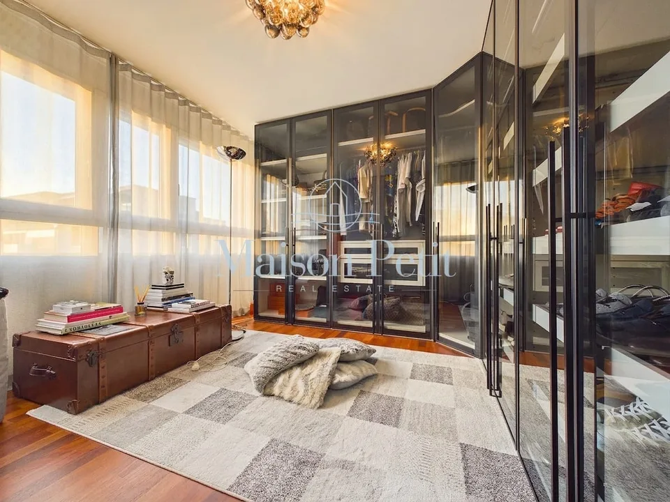 Zurich-City - with a view of the Uetliberg in a quiet location, with everything your heart desires. Ideal for singles or couples.