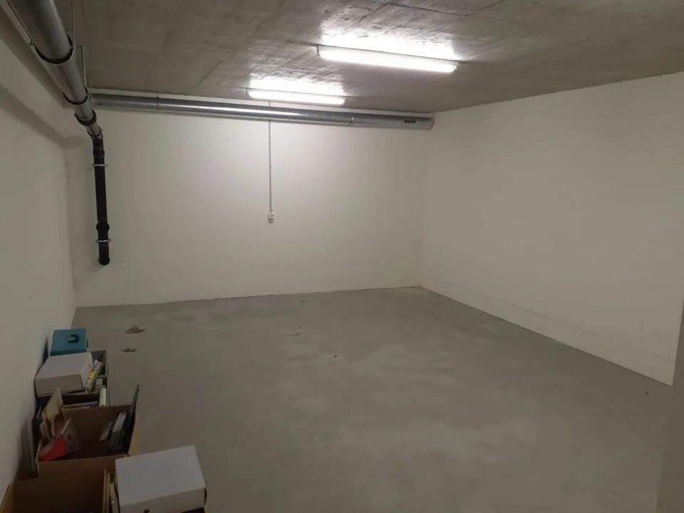 Versatile disposable/hobby room near the train station!