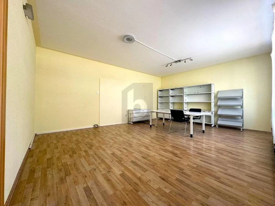 HELL MIT GROSSEN SCHAUFENSTER