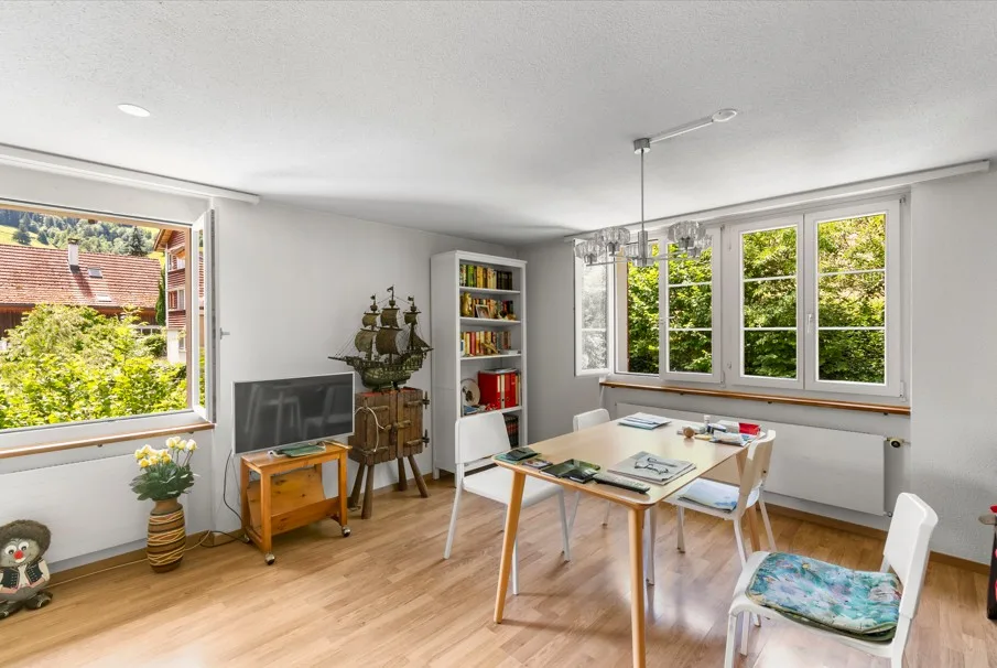 Investir avec une vision d'avenir, maison d'habitation et de commerce avec potentiel de développement