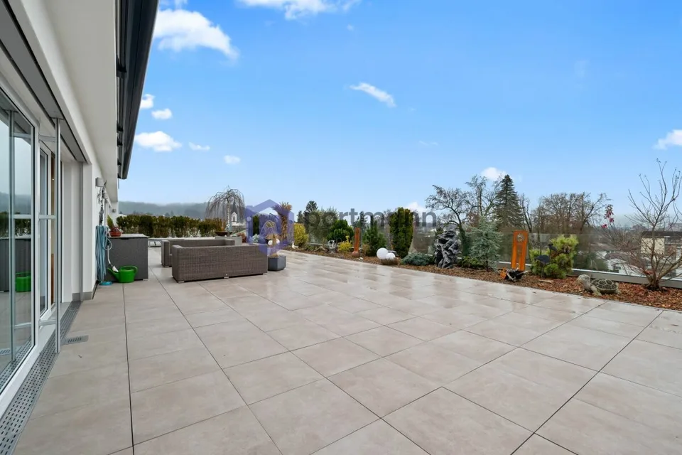Sehr gepflegte, neuwertige Attika-Wohnung mit div. Extras wie Riesen-Terrasse, Lift mit direktem Zugang in die Wohnung, übergrossen Parkplätzen usw.