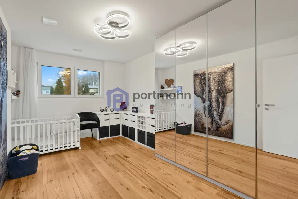Sehr gepflegte, neuwertige Attika-Wohnung mit div. Extras wie Riesen-Terrasse, Lift mit direktem Zugang in die Wohnung, übergrossen Parkplätzen usw.