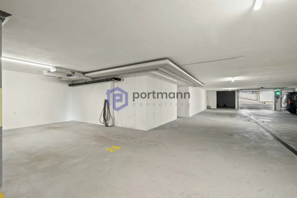 Sehr gepflegte, neuwertige Attika-Wohnung mit div. Extras wie Riesen-Terrasse, Lift mit direktem Zugang in die Wohnung, übergrossen Parkplätzen usw.