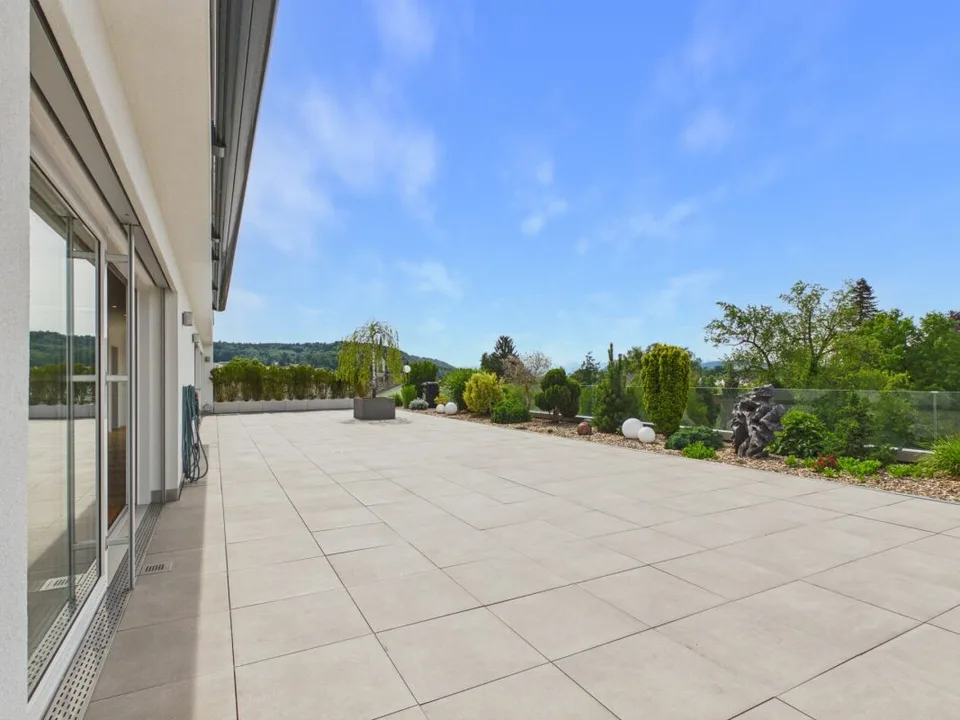 Sehr gepflegte, neuwertige Attika-Wohnung mit div. Extras wie Riesen-Terrasse, Lift mit direktem Zugang in die Wohnung, übergrossen Parkplätzen usw.