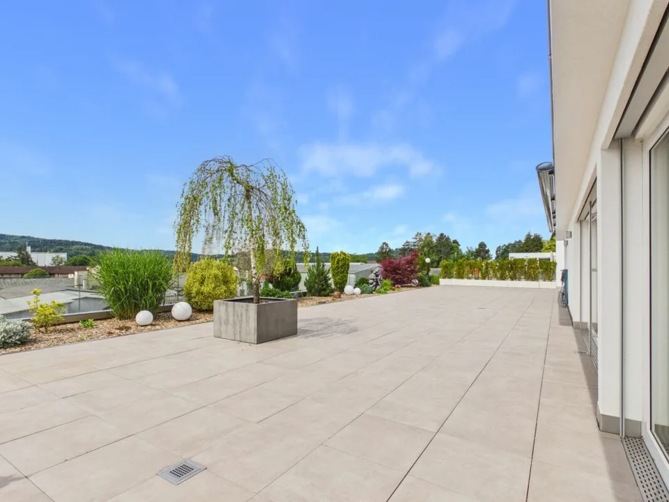 Sehr gepflegte, neuwertige Attika-Wohnung mit div. Extras wie Riesen-Terrasse, Lift mit direktem Zugang in die Wohnung, übergrossen Parkplätzen usw.