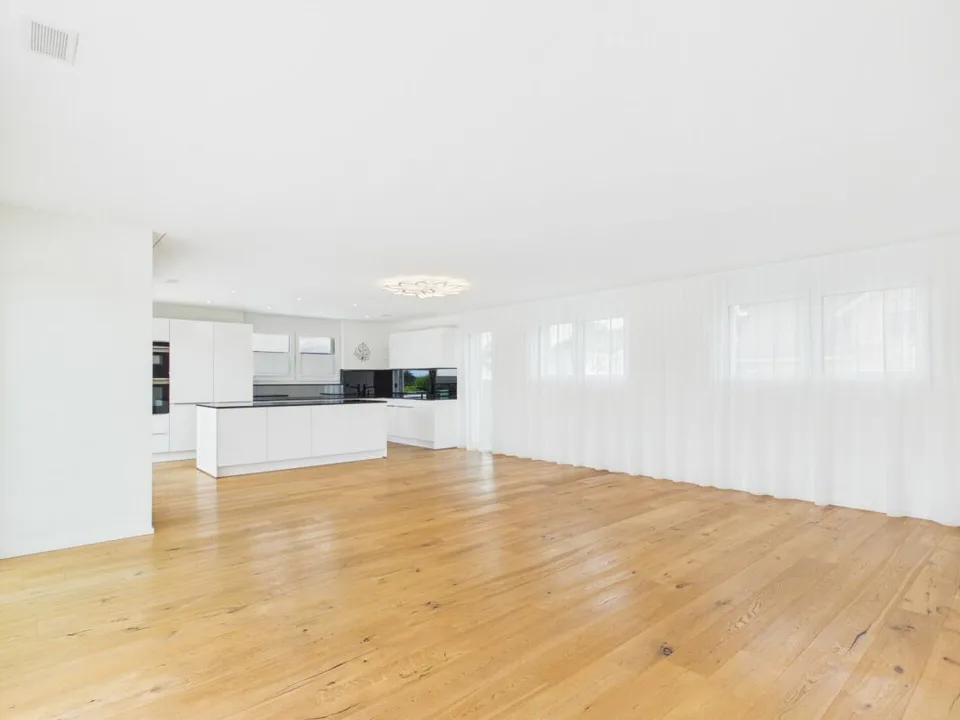 Sehr gepflegte, neuwertige Attika-Wohnung mit div. Extras wie Riesen-Terrasse, Lift mit direktem Zugang in die Wohnung, übergrossen Parkplätzen usw.