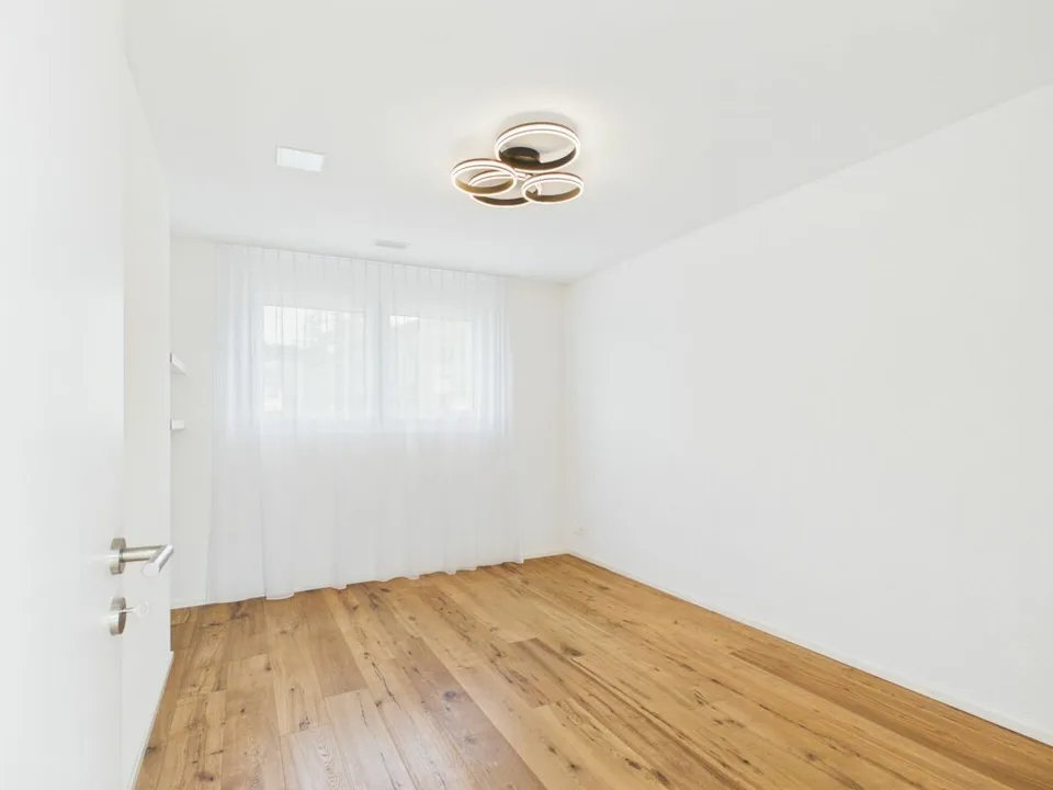 Sehr gepflegte, neuwertige Attika-Wohnung mit div. Extras wie Riesen-Terrasse, Lift mit direktem Zugang in die Wohnung, übergrossen Parkplätzen usw.