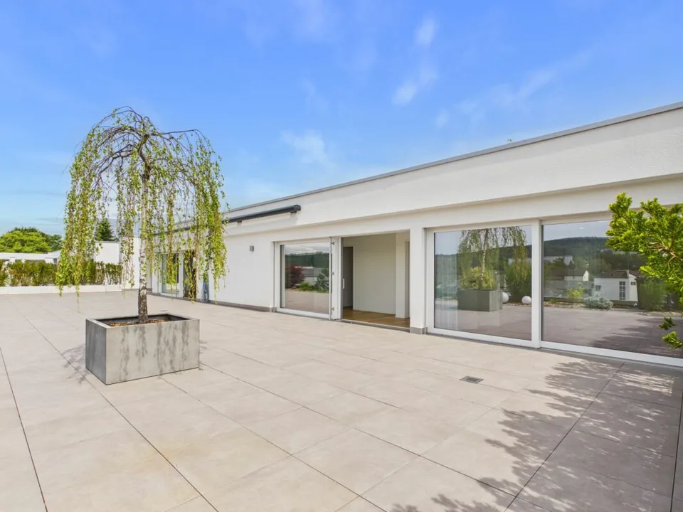 Sehr gepflegte, neuwertige Attika-Wohnung mit div. Extras wie Riesen-Terrasse, Lift mit direktem Zugang in die Wohnung, übergrossen Parkplätzen usw.