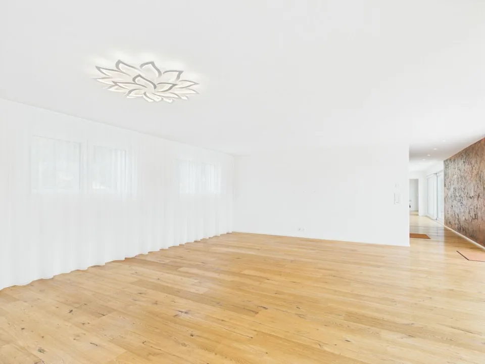 Sehr gepflegte, neuwertige Attika-Wohnung mit div. Extras wie Riesen-Terrasse, Lift mit direktem Zugang in die Wohnung, übergrossen Parkplätzen usw.