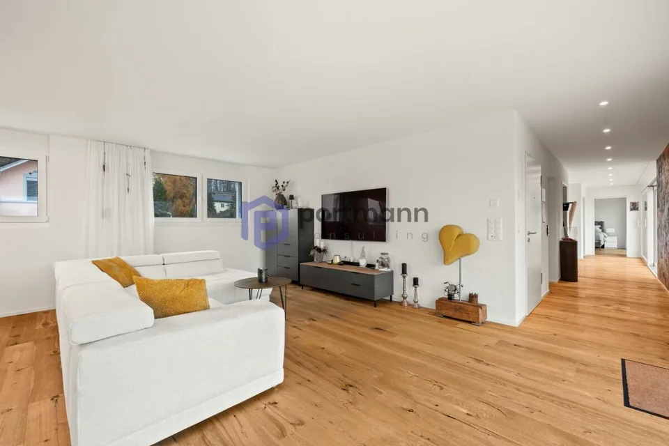Sehr gepflegte, neuwertige Attika-Wohnung mit div. Extras wie Riesen-Terrasse, Lift mit direktem Zugang in die Wohnung, übergrossen Parkplätzen usw.