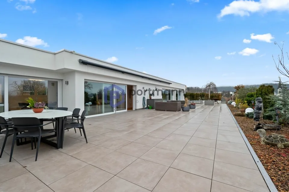 Sehr gepflegte, neuwertige Attika-Wohnung mit div. Extras wie Riesen-Terrasse, Lift mit direktem Zugang in die Wohnung, übergrossen Parkplätzen usw.