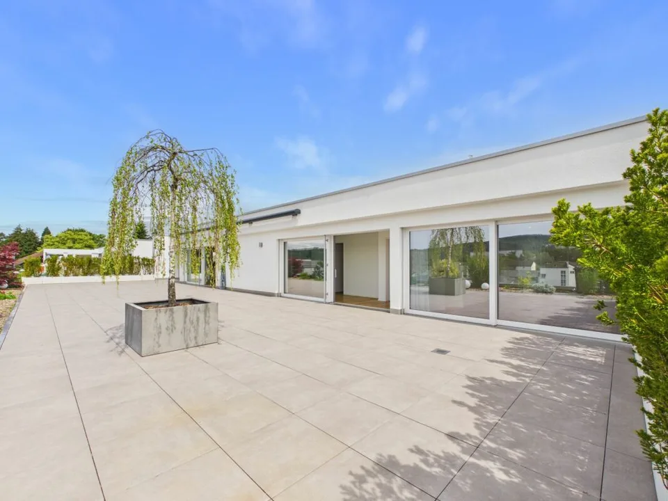 Sehr gepflegte, neuwertige Attika-Wohnung mit div. Extras wie Riesen-Terrasse, Lift mit direktem Zugang in die Wohnung, übergrossen Parkplätzen usw.