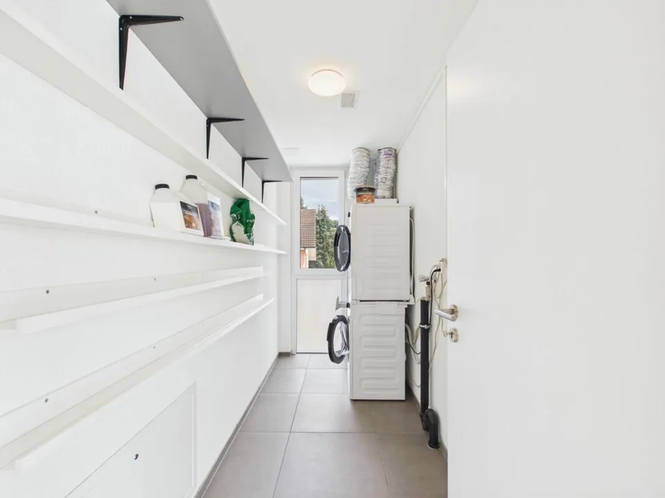 Sehr gepflegte, neuwertige Attika-Wohnung mit div. Extras wie Riesen-Terrasse, Lift mit direktem Zugang in die Wohnung, übergrossen Parkplätzen usw.