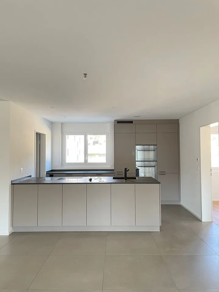 Appartamento moderno 5.5 locali con balcone e bella vista a Zwingen
