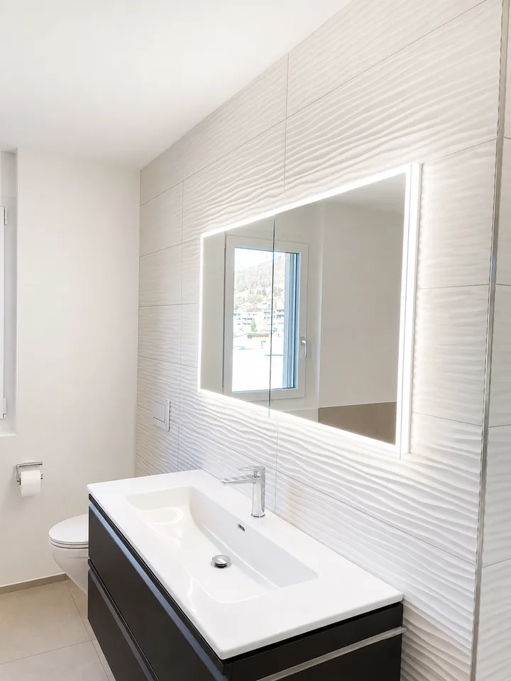 Appartamento moderno 5.5 locali con balcone e bella vista a Zwingen