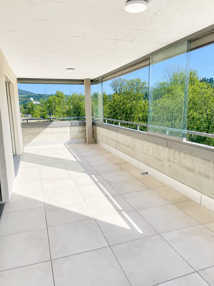 Appartamento moderno 5.5 locali con balcone e bella vista a Zwingen
