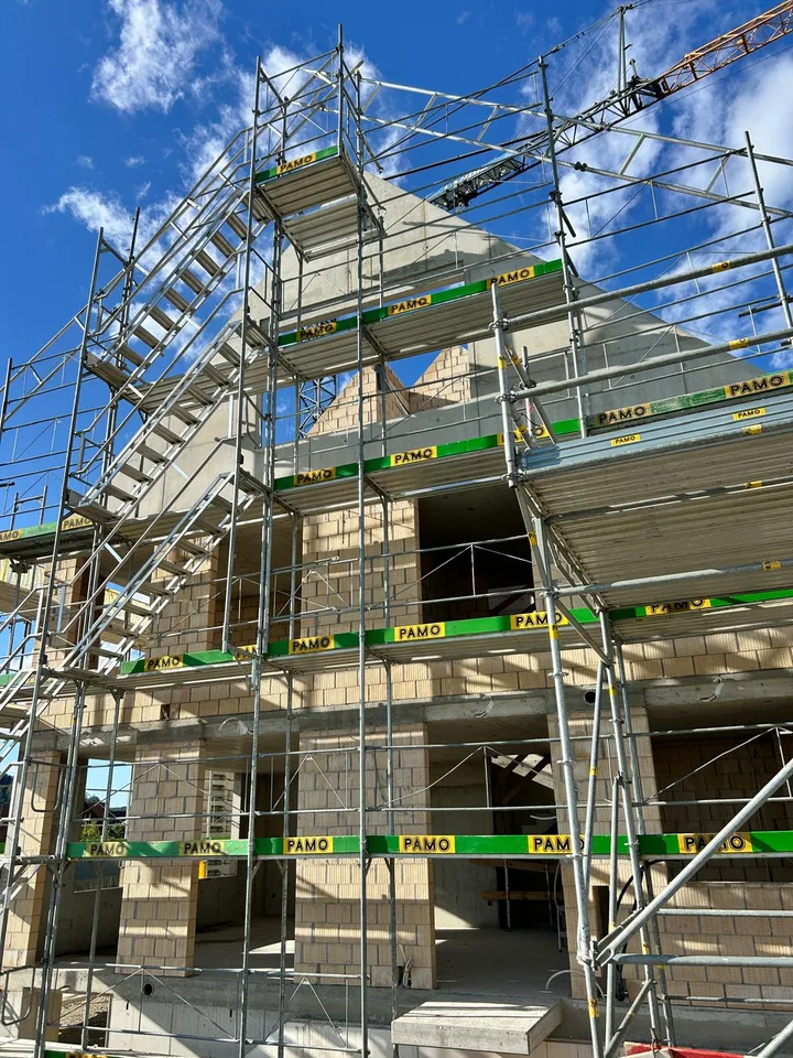 3 maisons mitoyennes spacieuses neuves à louer à Rifferswil