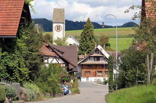 3 maisons mitoyennes spacieuses neuves à louer à Rifferswil