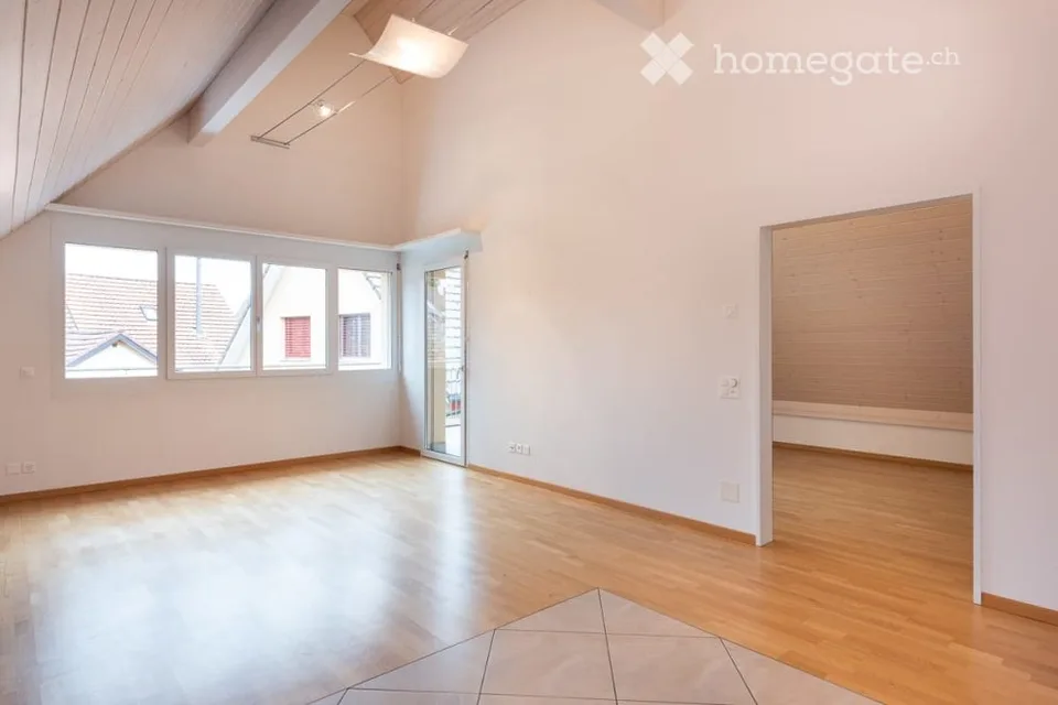 Grosszügige und moderne 4.5-Zimmer-Dachwohnung im Grünen