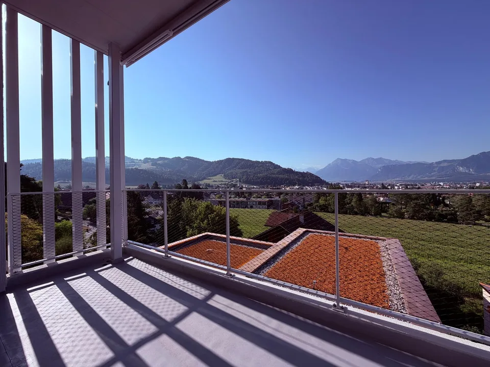 Appartamento nuovo di 4½ locali illuminato con un panorama alpino da sogno