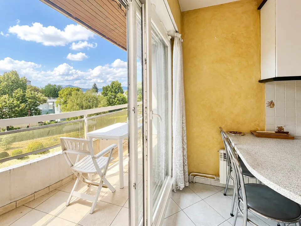 Large T3 through apartment of 79.39 m2 (Carrez law) with a view!