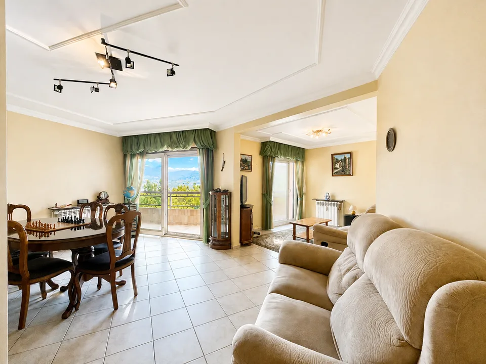 Large T3 through apartment of 79.39 m2 (Carrez law) with a view!