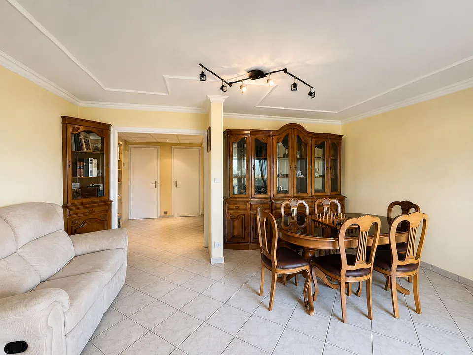 Large T3 through apartment of 79.39 m2 (Carrez law) with a view!