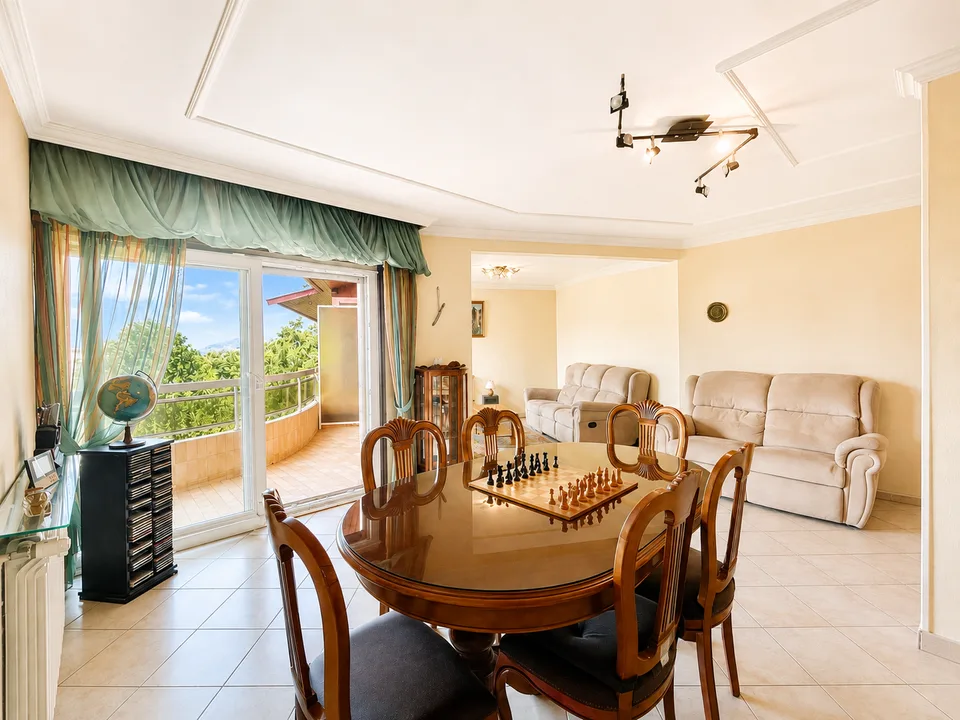 Large T3 through apartment of 79.39 m2 (Carrez law) with a view!