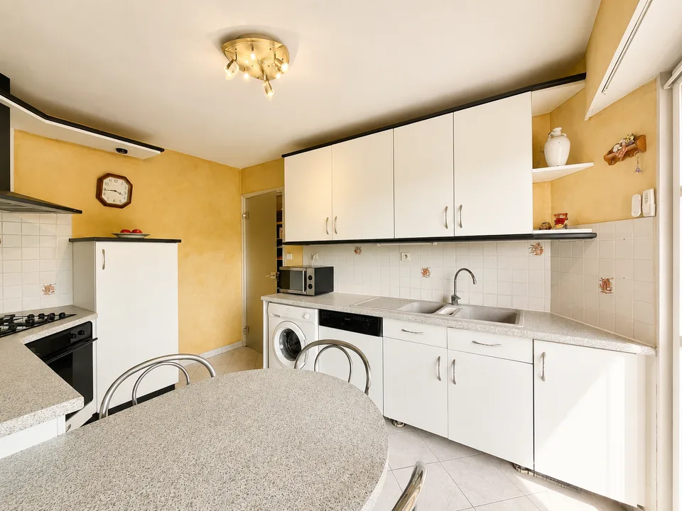 Large T3 through apartment of 79.39 m2 (Carrez law) with a view!
