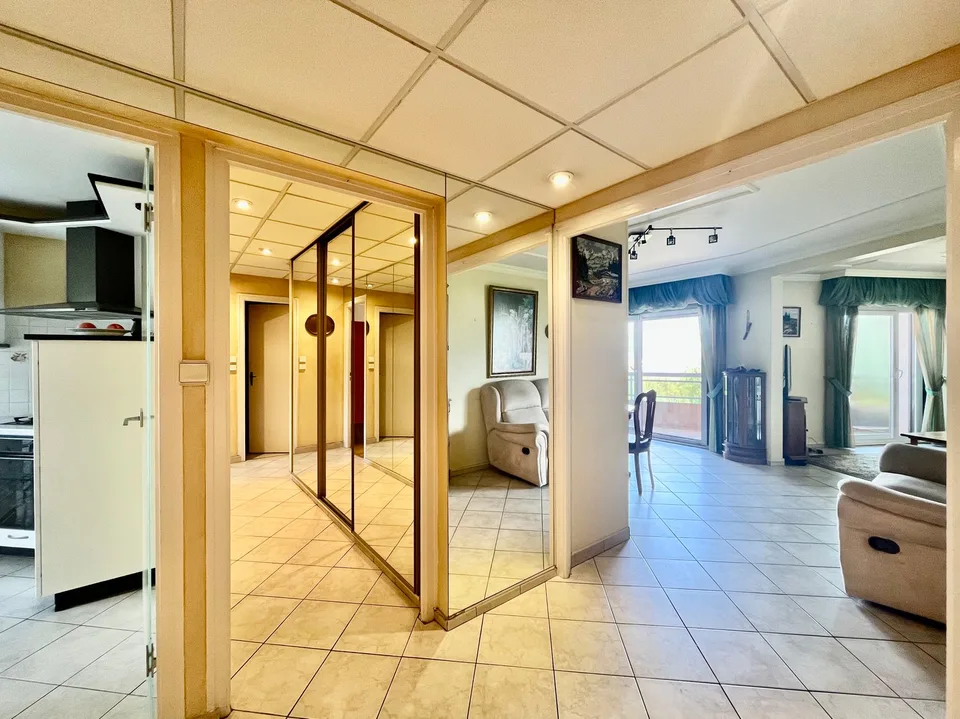 Large T3 through apartment of 79.39 m2 (Carrez law) with a view!