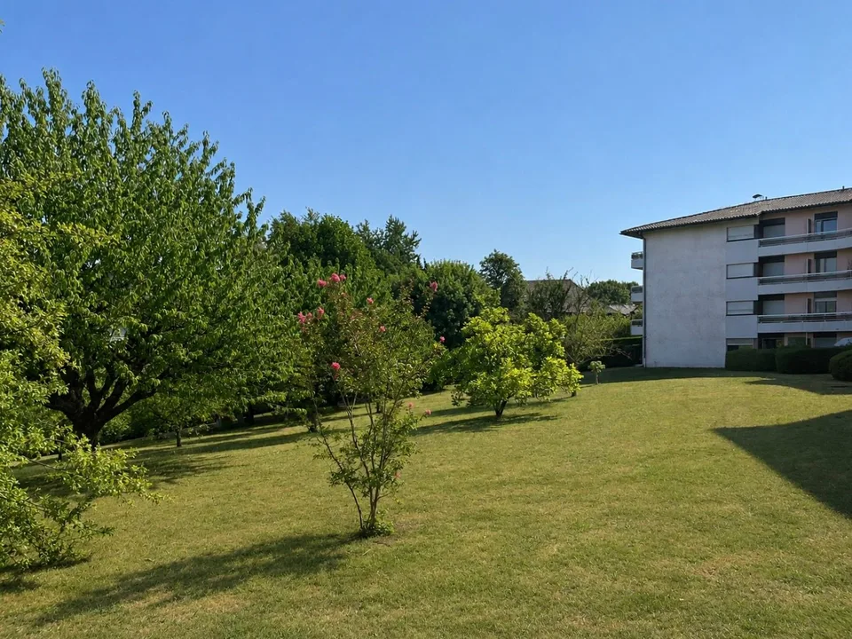 Large T3 through apartment of 79.39 m2 (Carrez law) with a view!