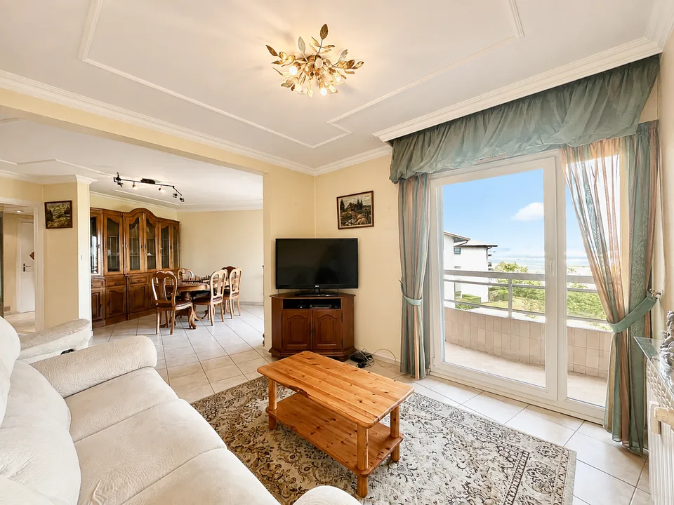 Large T3 through apartment of 79.39 m2 (Carrez law) with a view!