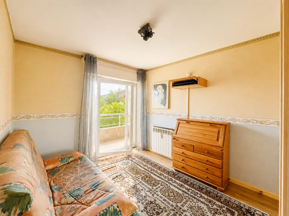 Large T3 through apartment of 79.39 m2 (Carrez law) with a view!