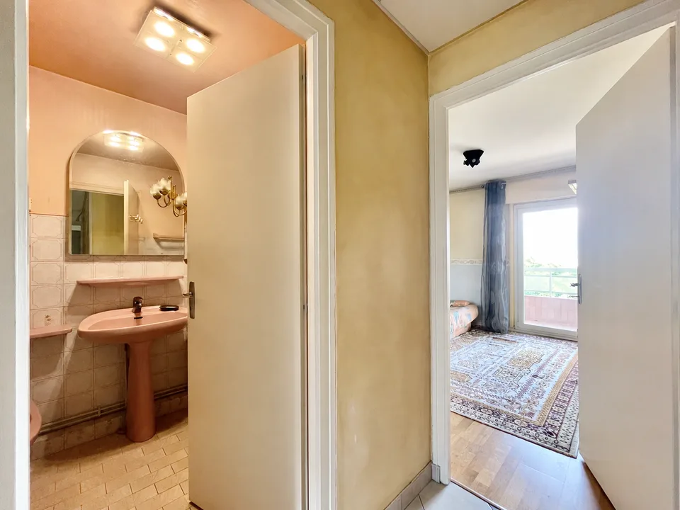 Large T3 through apartment of 79.39 m2 (Carrez law) with a view!
