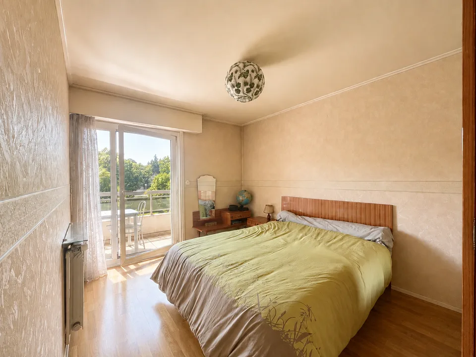 Large T3 through apartment of 79.39 m2 (Carrez law) with a view!