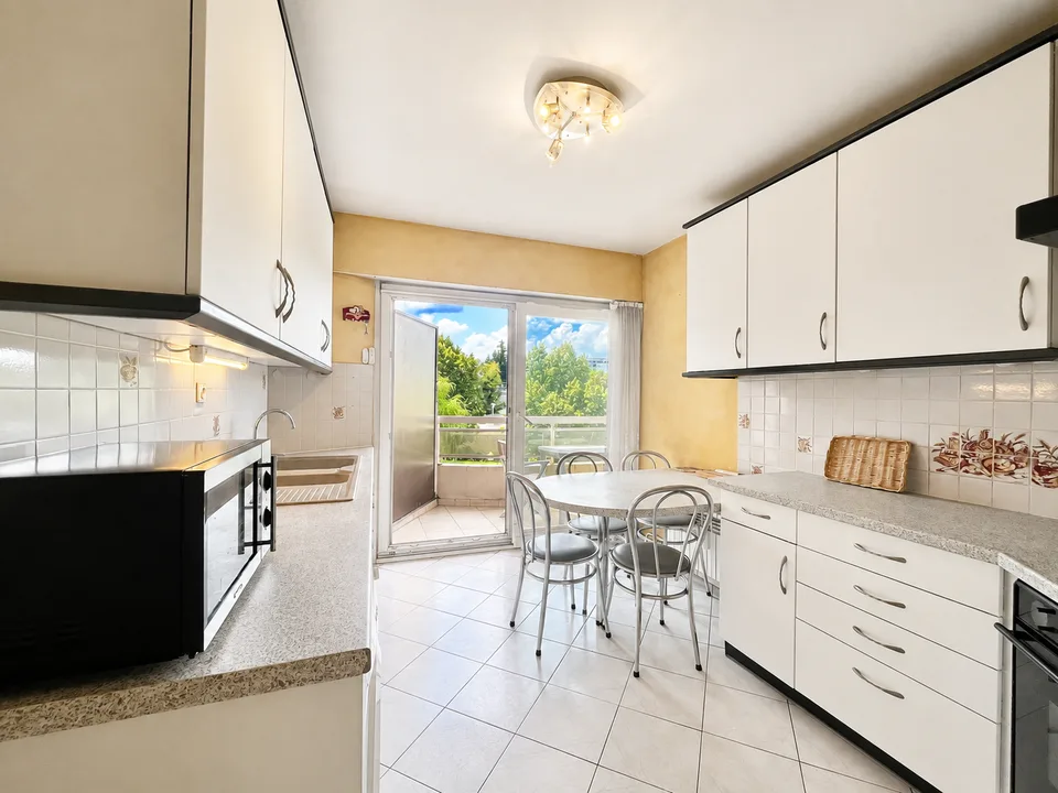 Large T3 through apartment of 79.39 m2 (Carrez law) with a view!