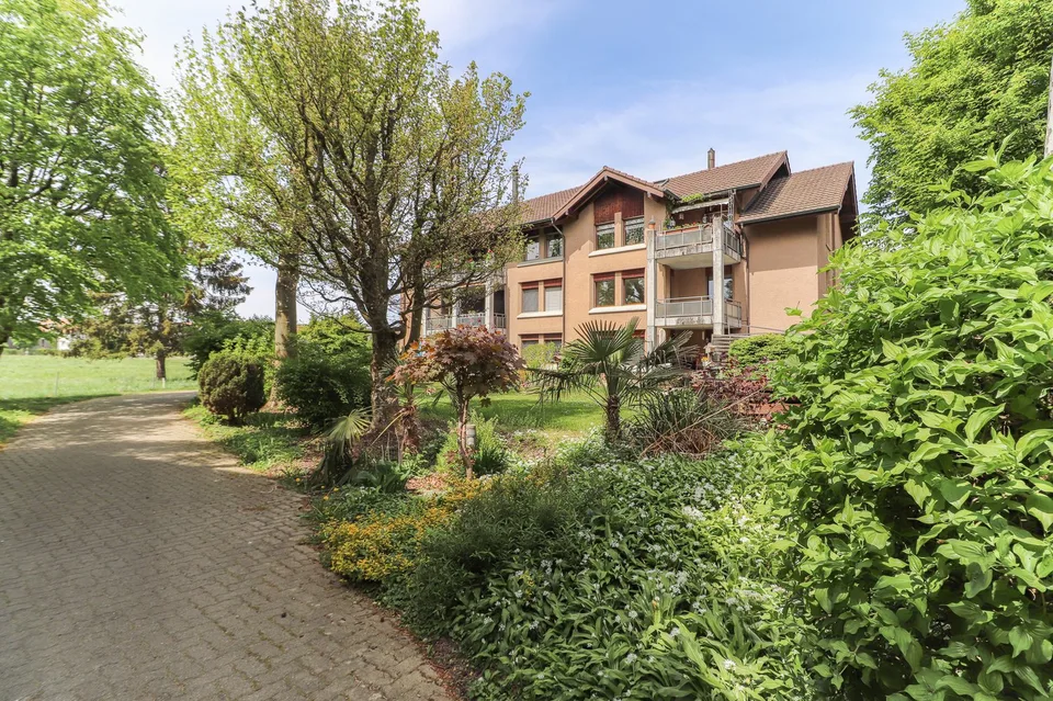 Frisch sanierte 4.5 -Zimmer-Wohnung mit Einstellhallenplatz, Bastelraum- und Kellerabteil