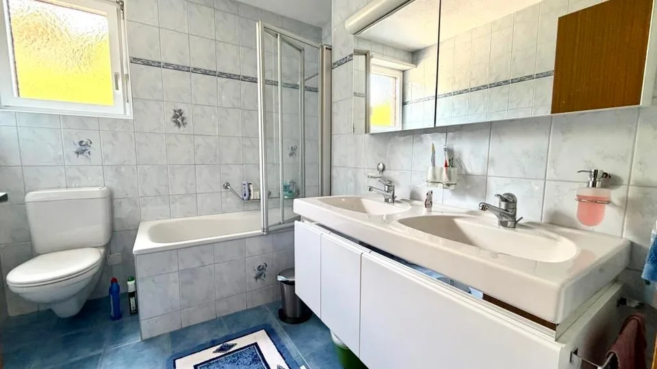 4.5-Zimmer-Wohnung mit Balkon und Garage in Köniz